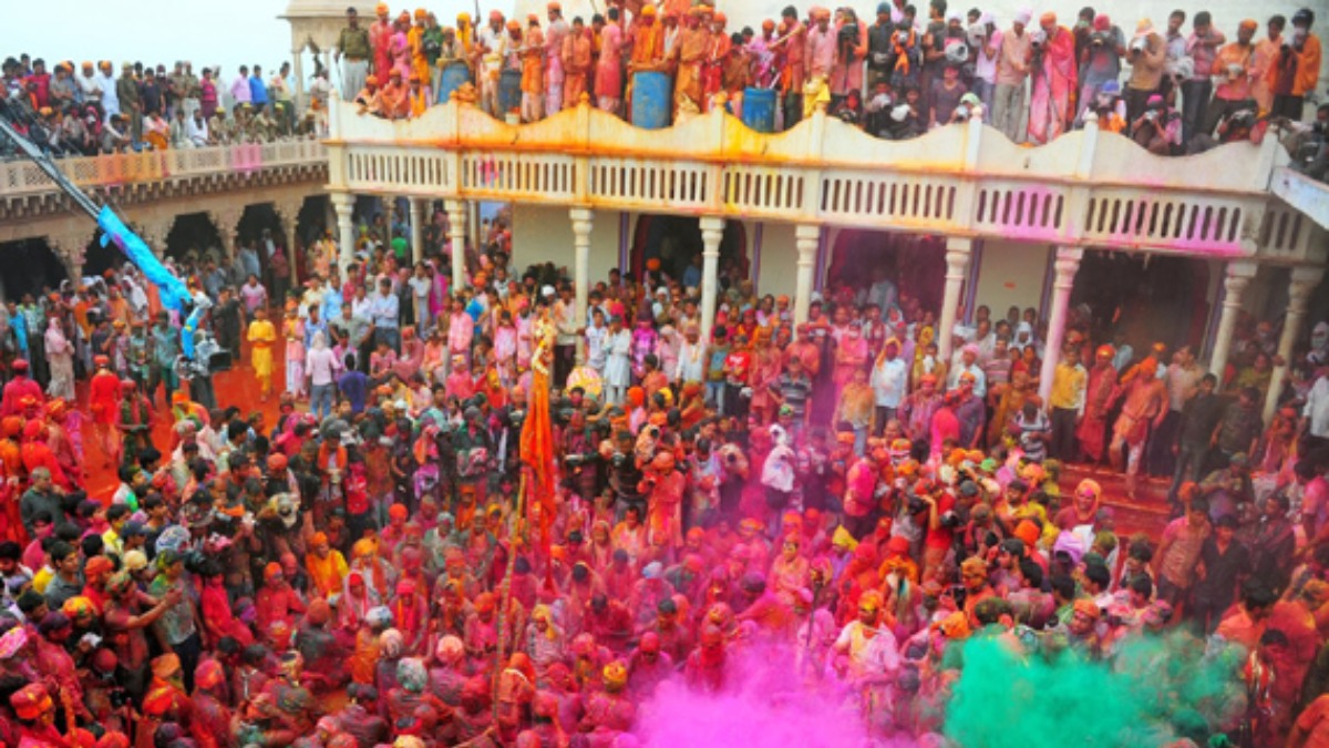 You are currently viewing Joyful Holi Festivities in Mathura